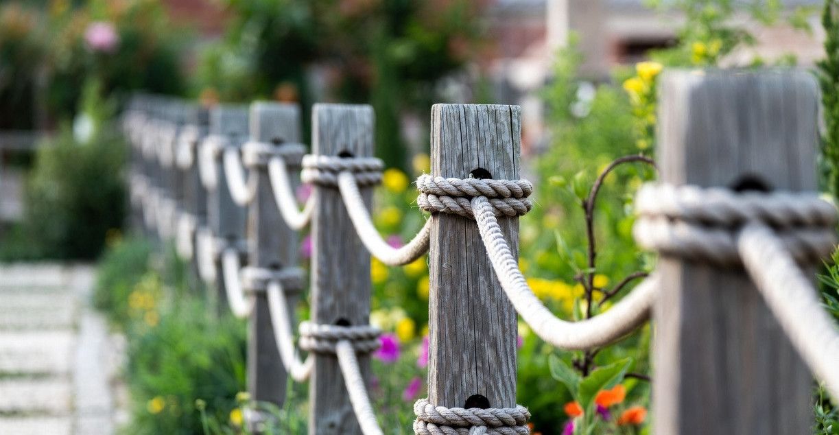 22 DIY Cheap Fence Ideas for Garden - Homestead Gardener